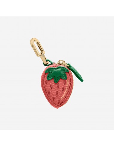 The SABRÉMOJI™ Fruit Charm - Strawberry hantent personnes